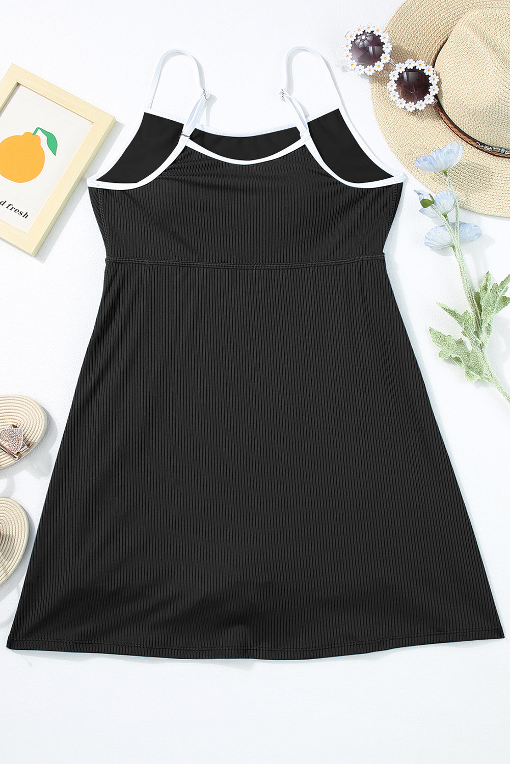 Crna sportska jednodijelna kupaća haljina s rebrastim naramenicama
