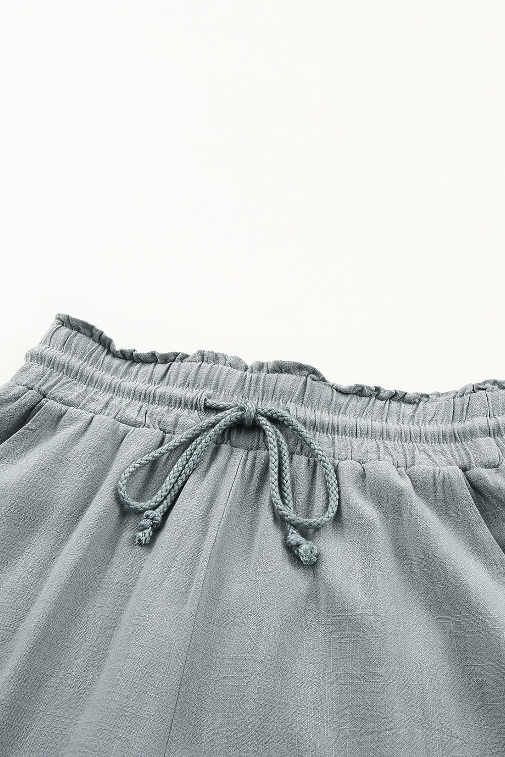 Sive kratke hlače s džepovima i pohabanim rubovima s vezicom