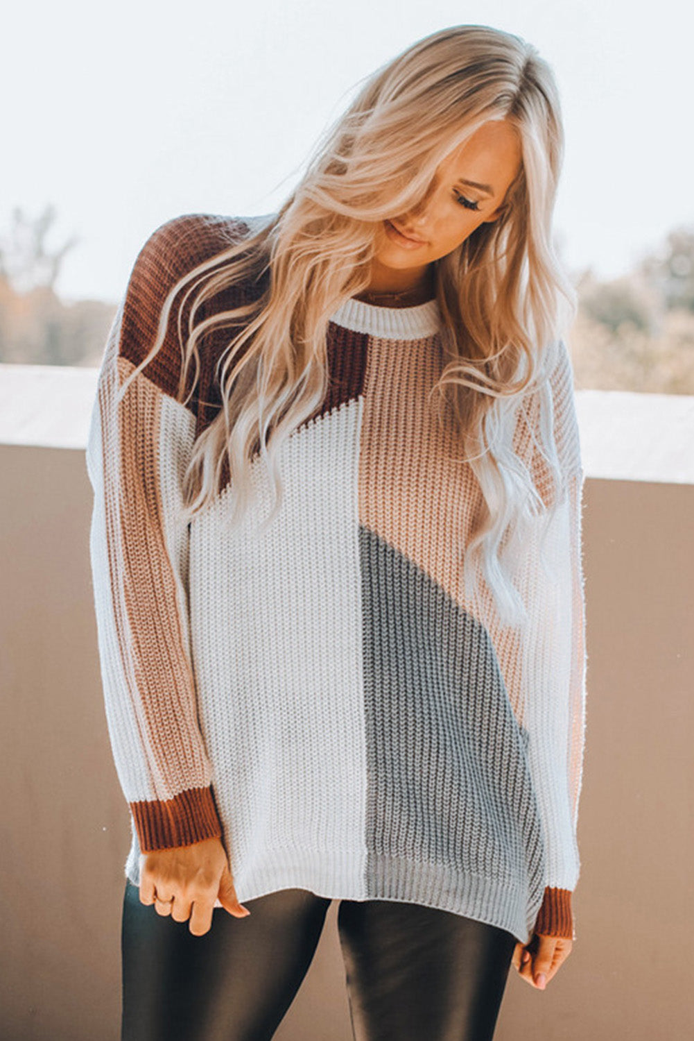 Višebojni široki pleteni pulover u boji