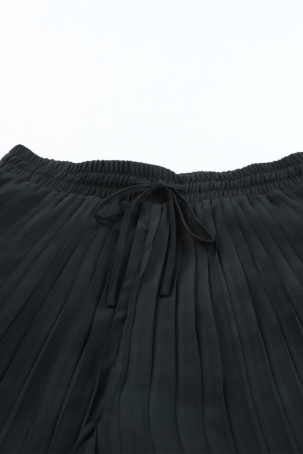 Crne lepršave plisirane kratke hlače s uzicom u struku
