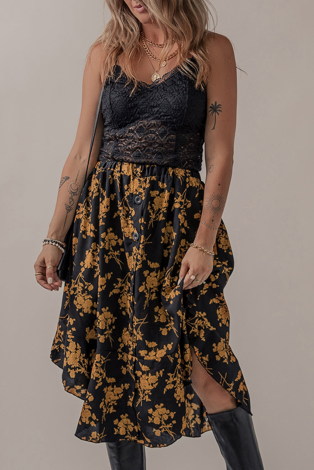 Crno otisnuta suknja s cvjetnim volanima s dugmadima u struku