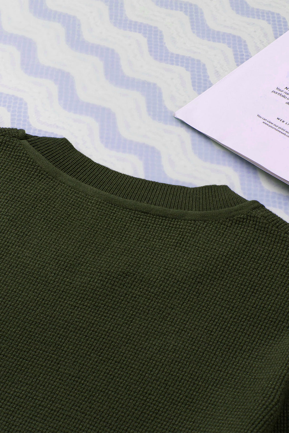 Jednobojni pleteni pulover s sivim prugama