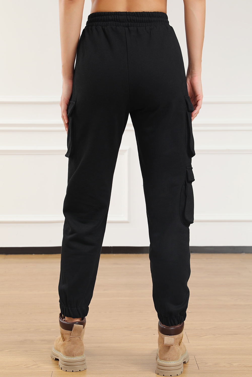 Crne jogger hlače s uzicom i kargo džepovima