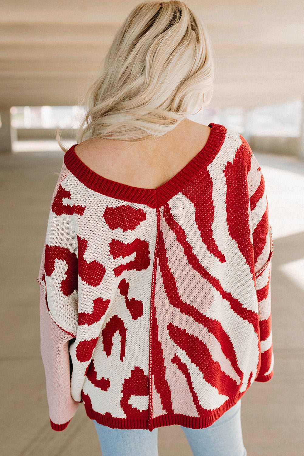 Preveliki pulover s vatreno crvenim pletenim rebrastim uzorkom