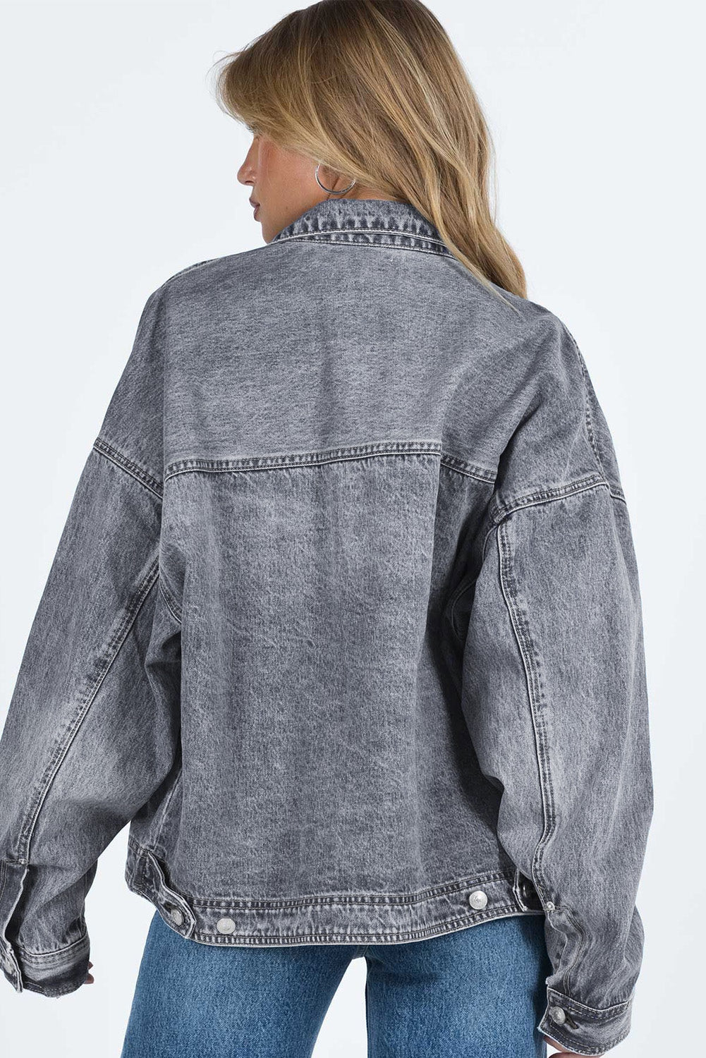 Siva široka traper jakna s džepovima na prsima spuštenih ramena