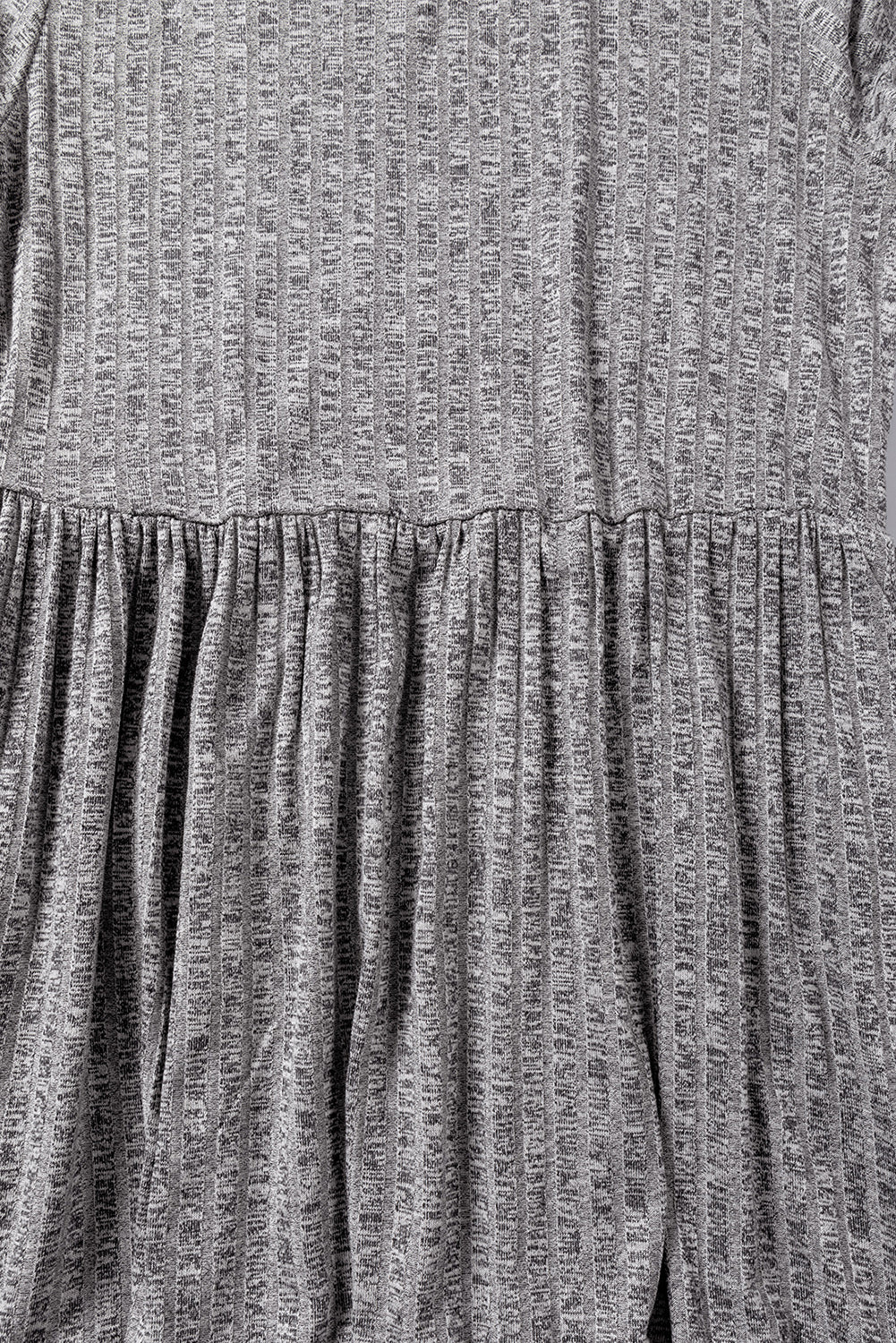 Siva midi haljina A-kroja s teksturom i naborima na pruge