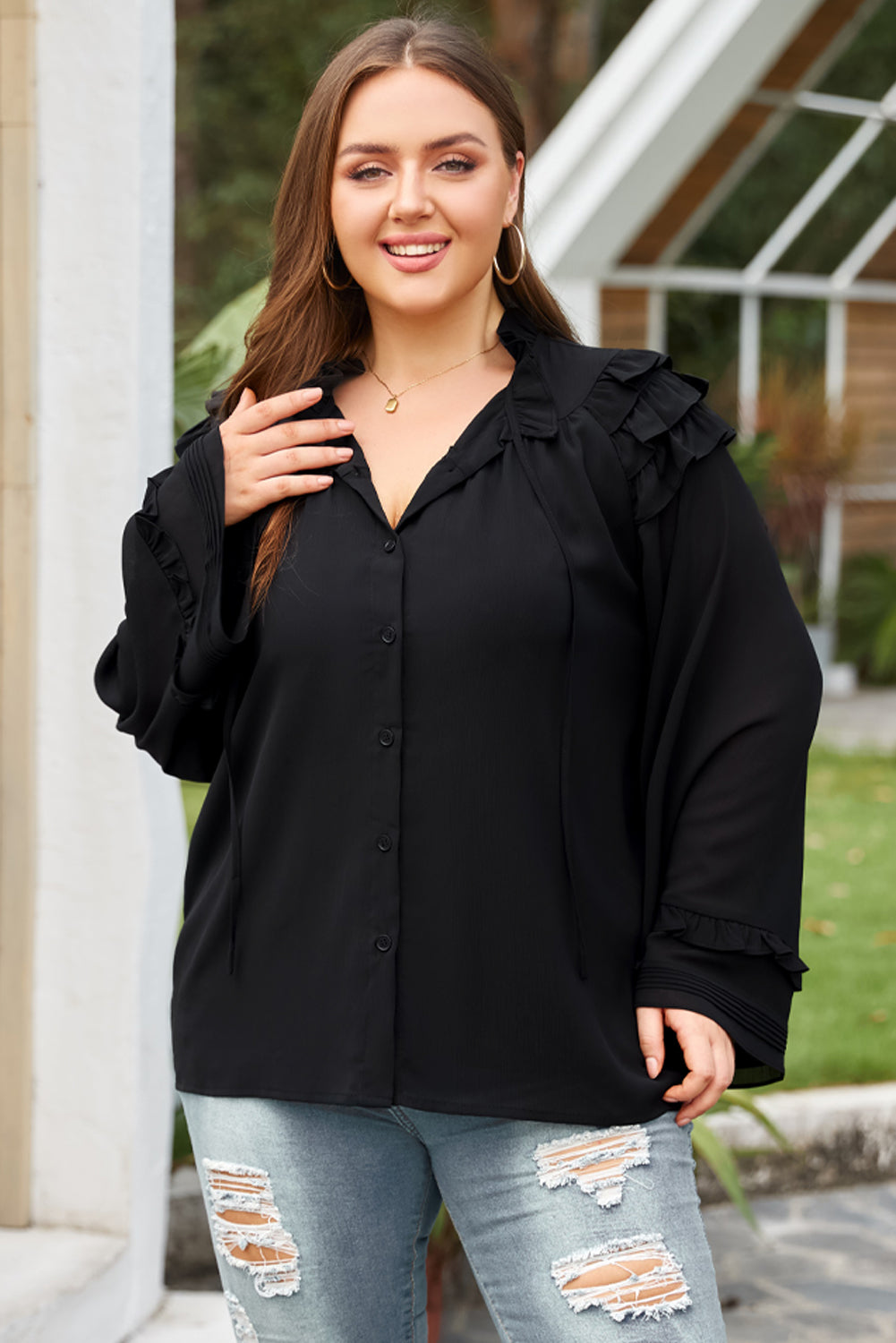 Crna bluza veće veličine s naborima i kopčanjem na ramenima