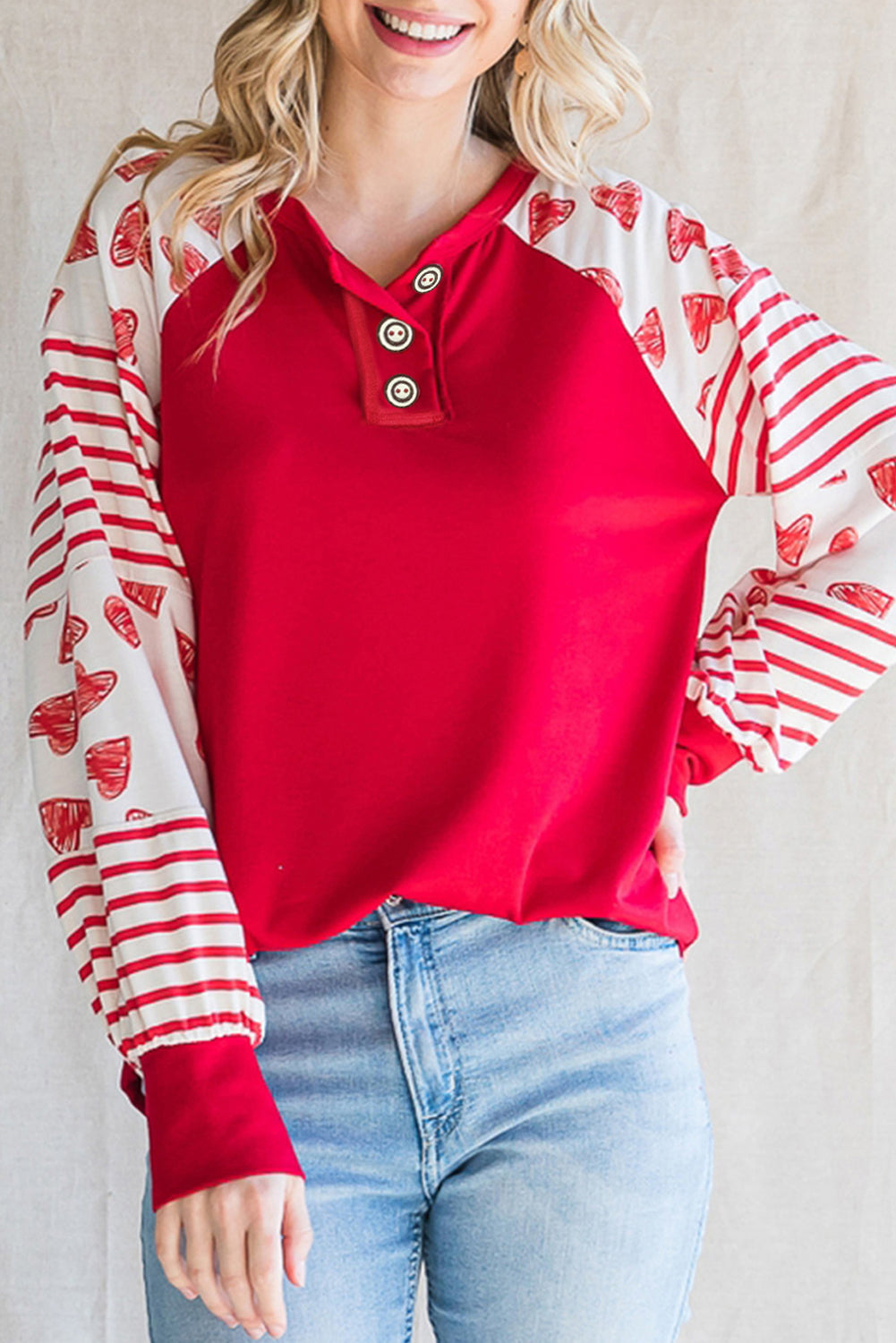 Pugačka majica s vatreno crvenim srcima i raglan rukavima