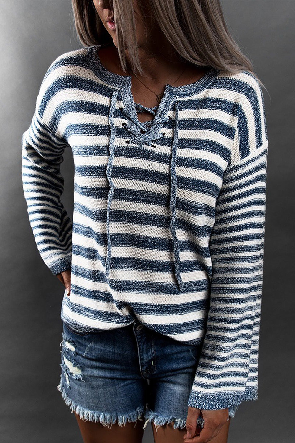 Plavi prugasti pleteni pulover na vezanje