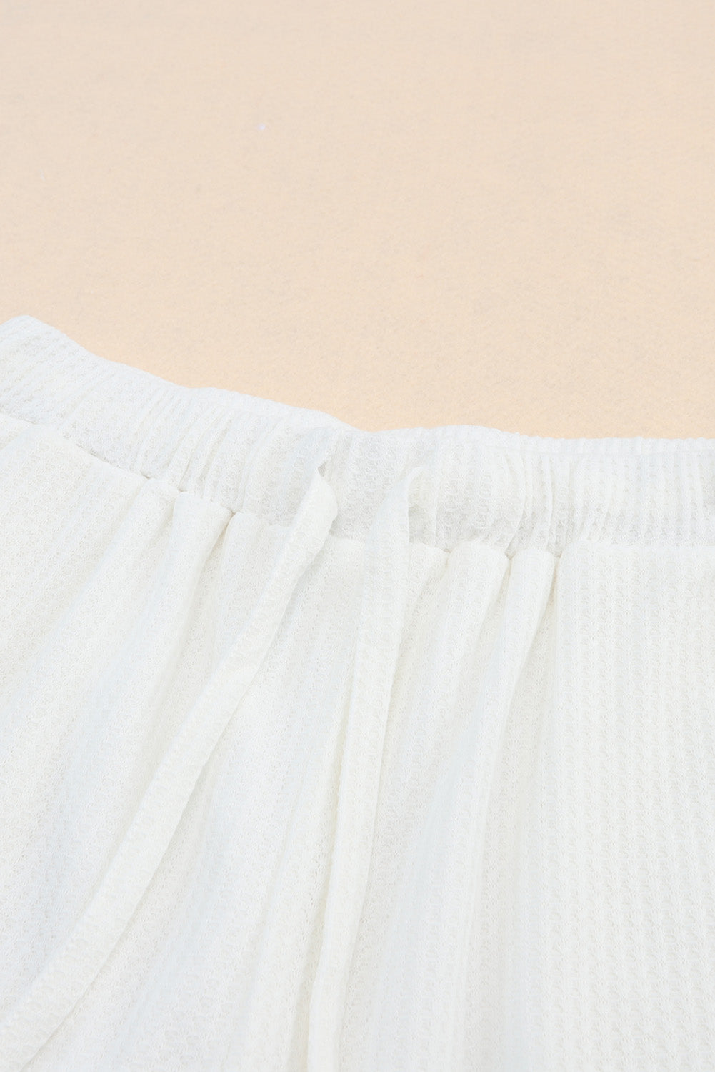 Ležerne kratke hlače širokih nogavica s bijelim pletenim vaflom na vezanje