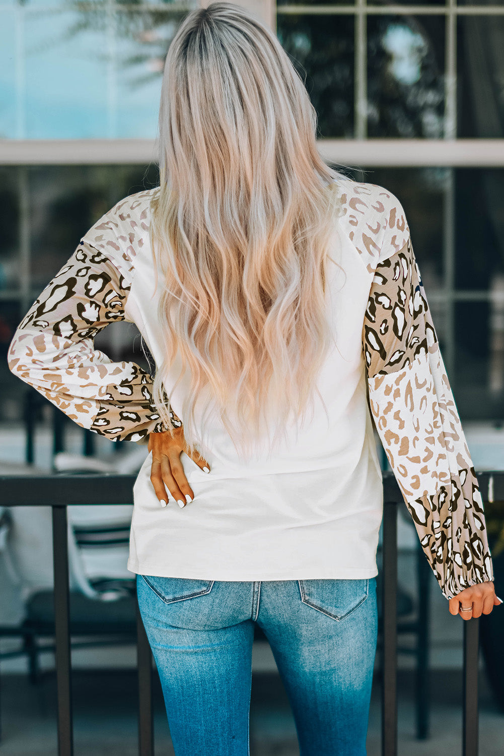 Bež majica s mjehurićima s leopard printom