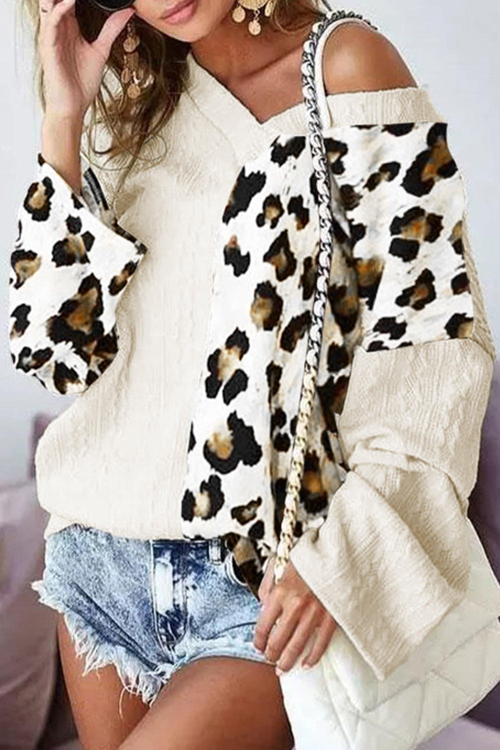 Bež asimetrični pulover širokih rukava s V izrezom u stilu leoparda