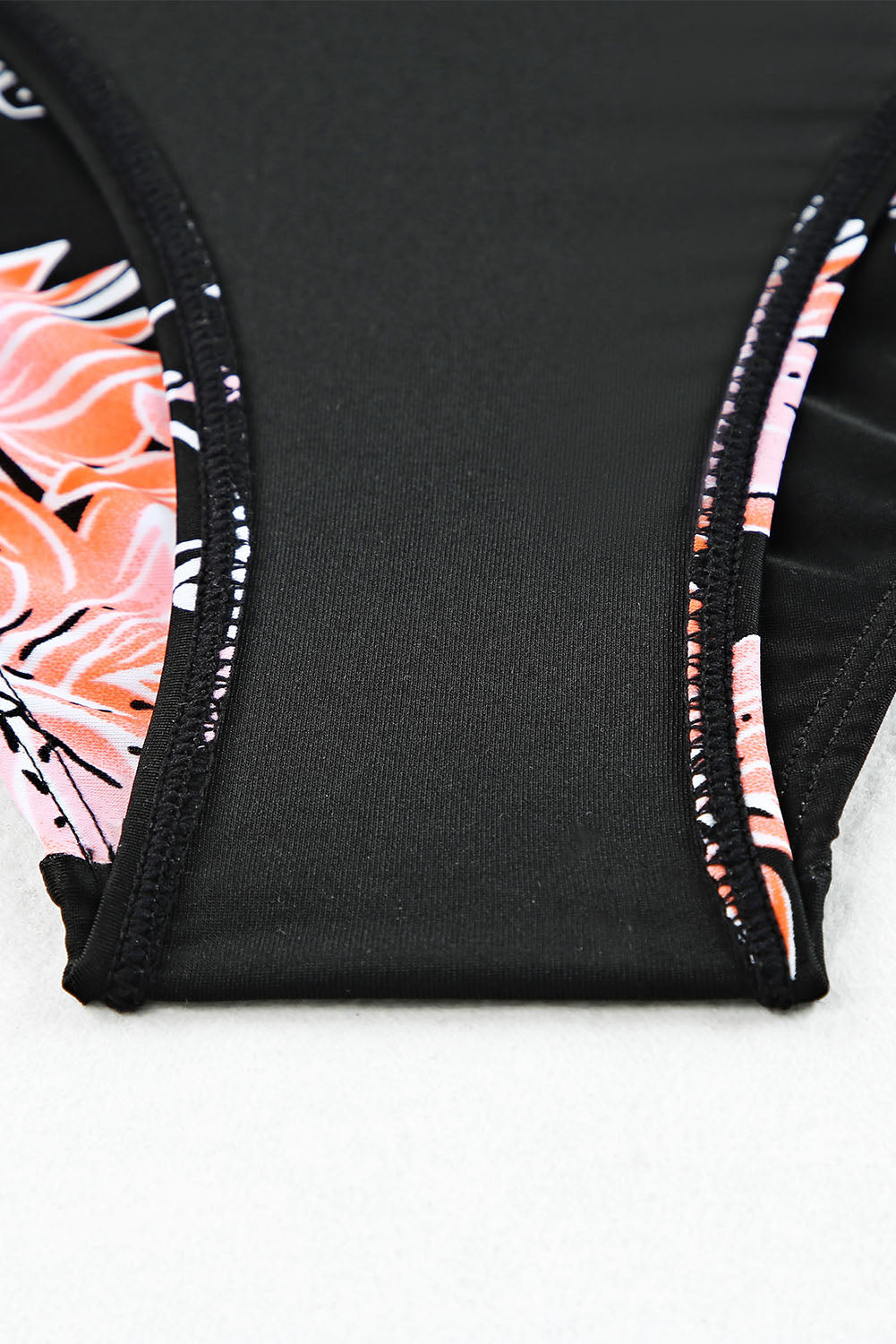 Crni bikini set s rebrastim gornjim dijelom s naborima i printom