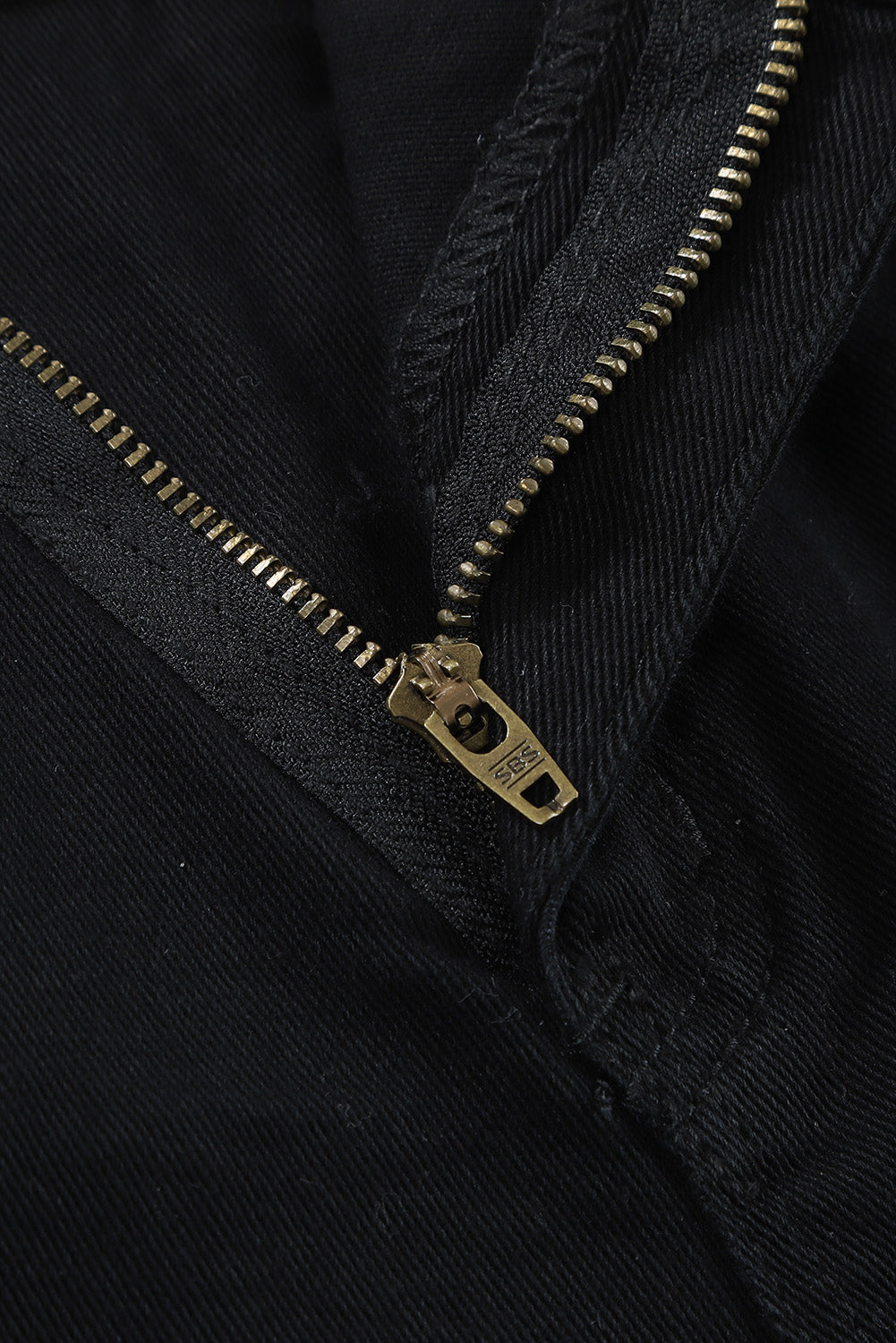 Crne asimetrične kratke hlače od poderanog trapera