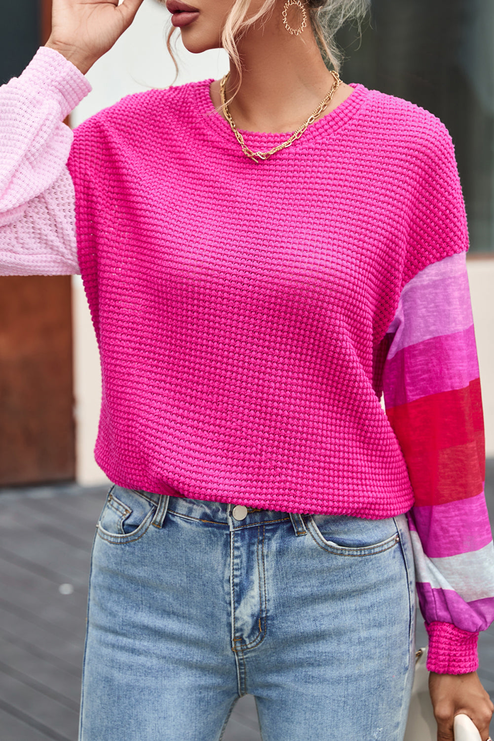 Ružičasto vafel pletivo u boji patchwork majica spuštenih ramena