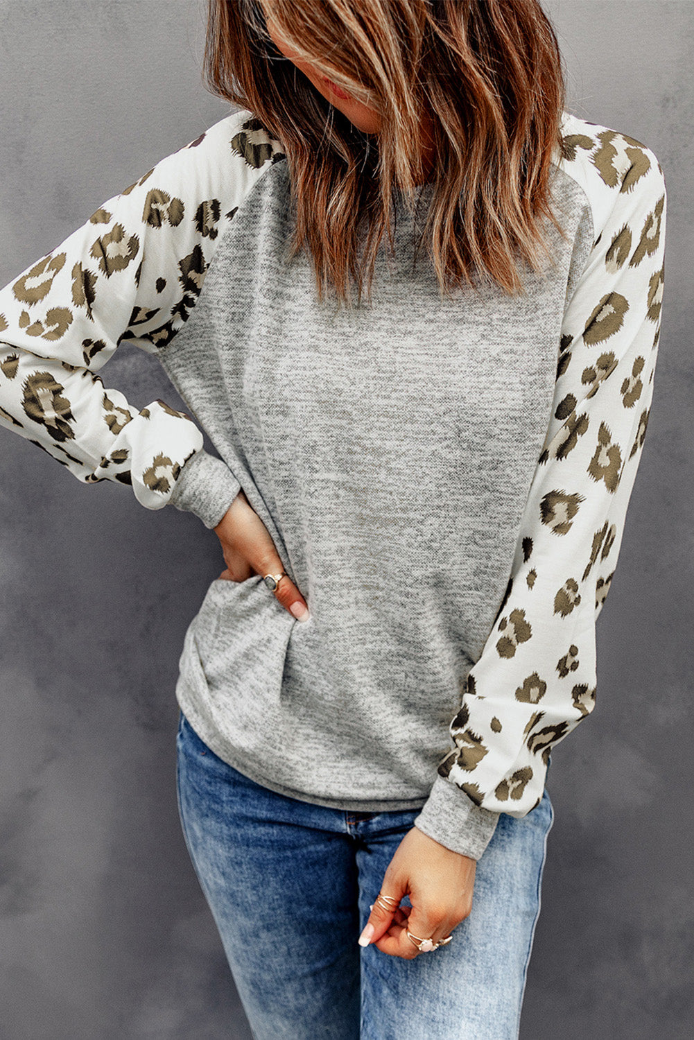 Siva majica dugih rukava s leopard okruglim izrezom