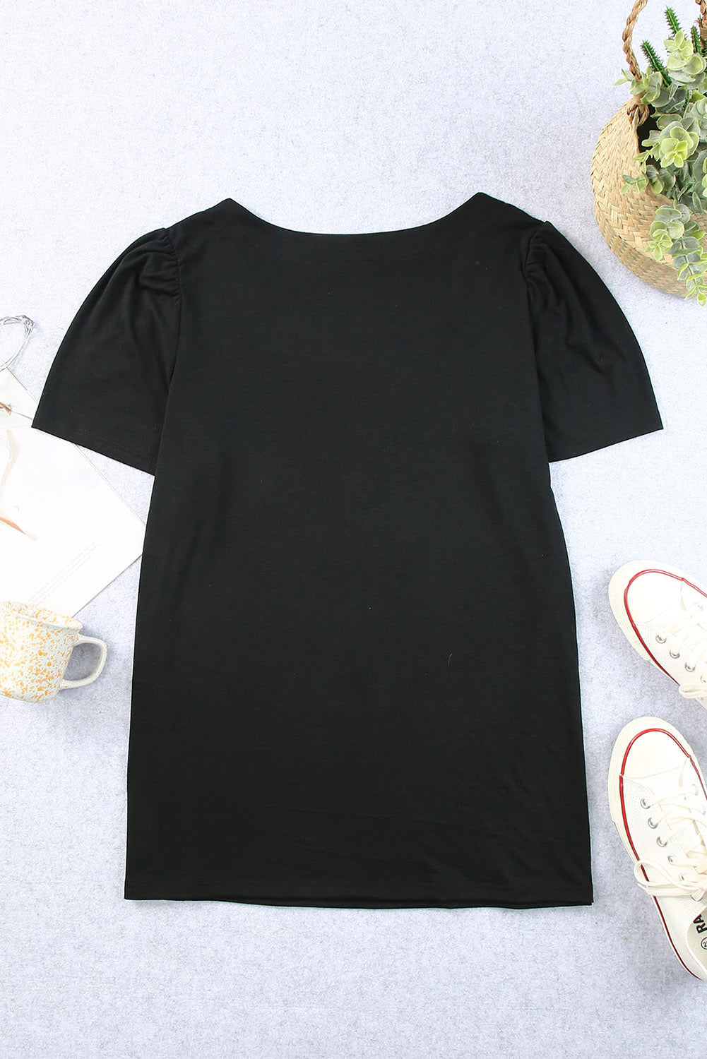Crna majica s kratkim rukavima s četvrtastim ovratnikom i naborima na ramenima veće veličine