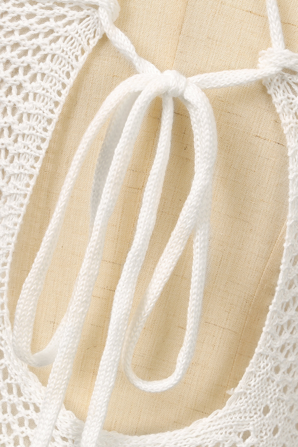 Bijela haljina za plažu s ukrštenim leđima i izdubljenim resicama