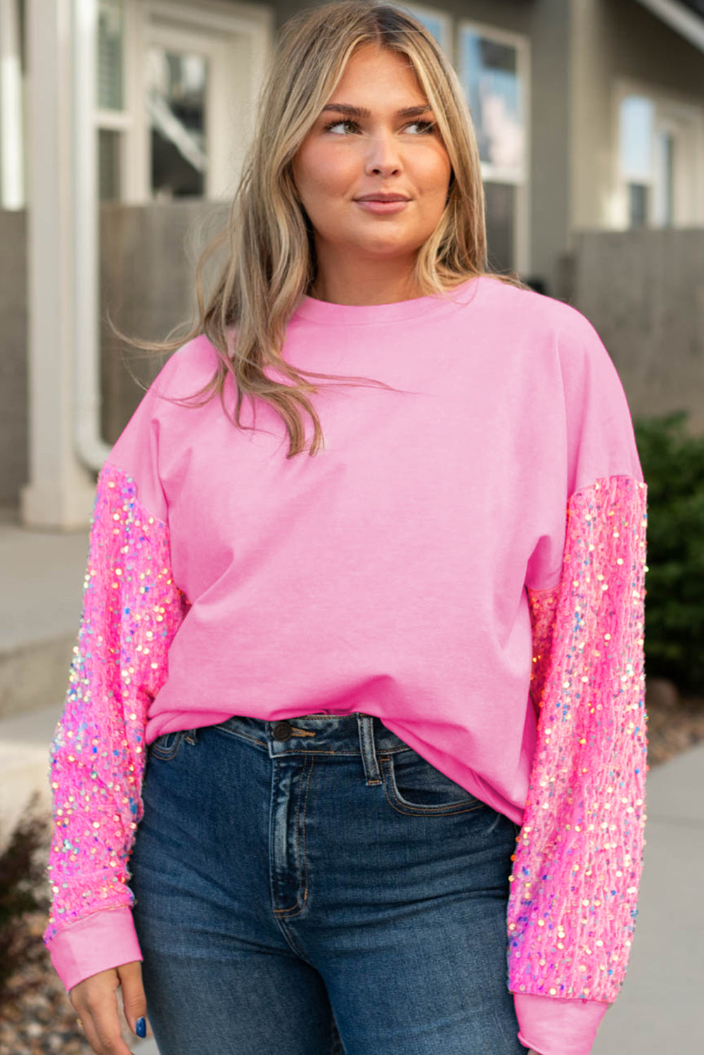 Ružičasta majica sa spuštenim ramenima sa šljokičastim rukavima veće veličine