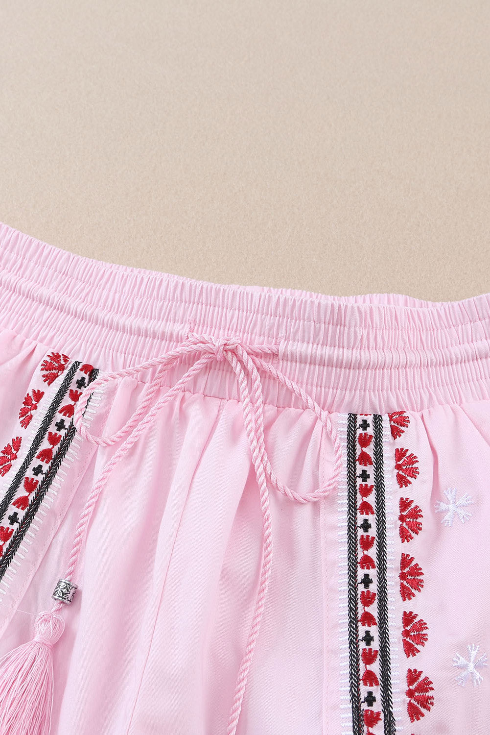 Ružičaste ležerne kratke hlače do struka s izvezenim cvjetnim kićankama i vezicom