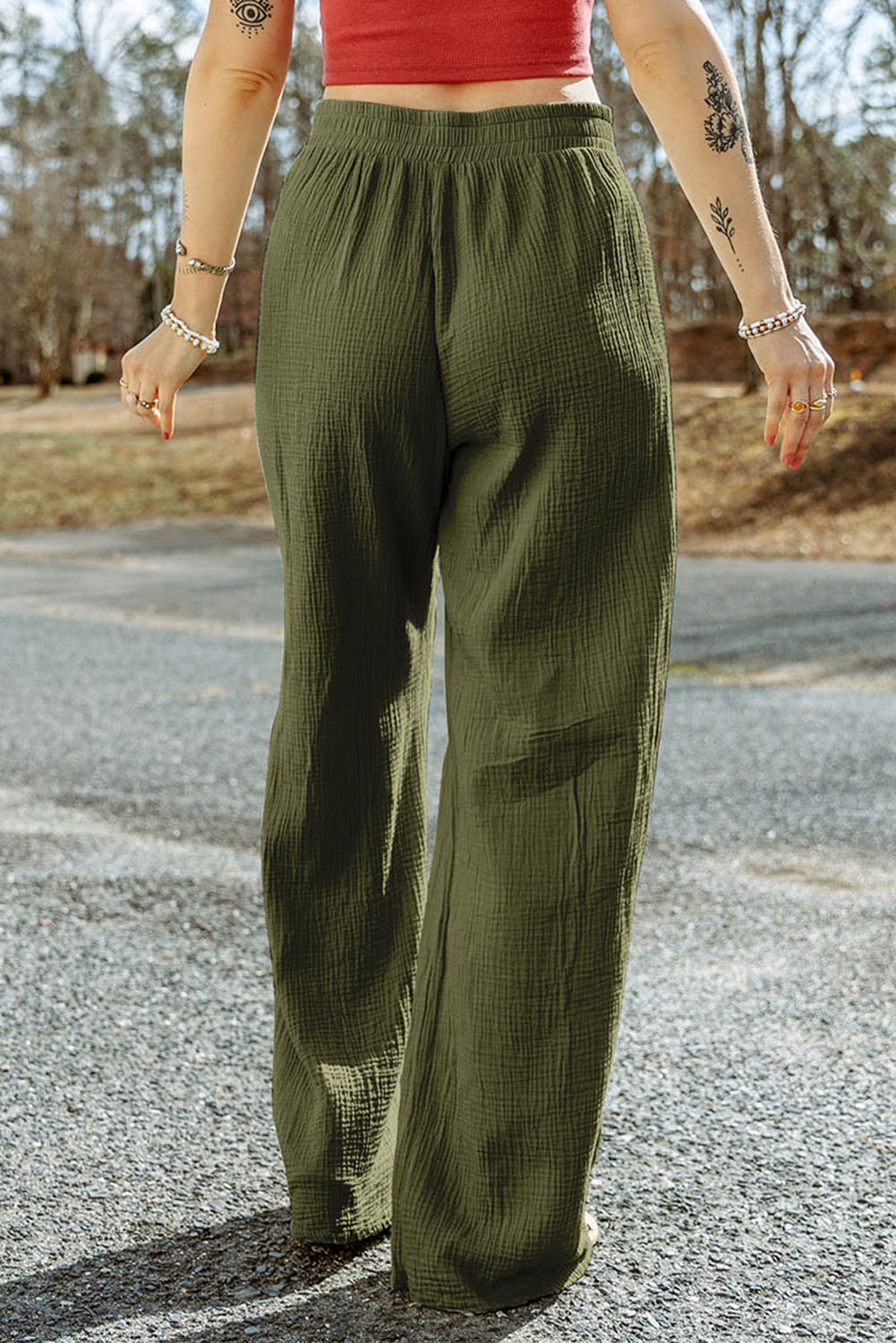 Zelene hlače širokih nogavica s naboranom teksturom