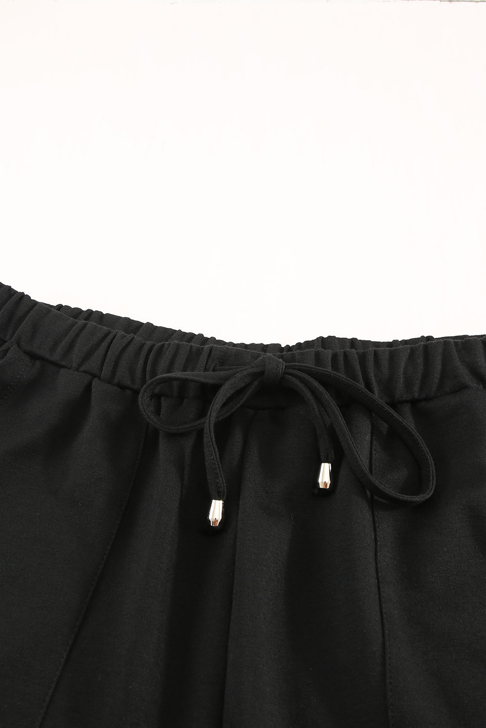 Crne kratke hlače s džepovima na vezicu u struku