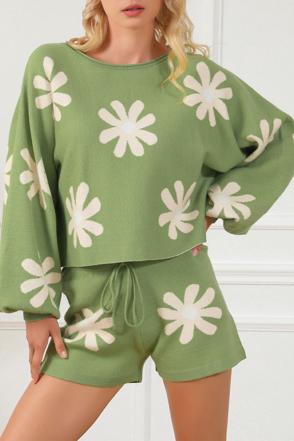 Komplet pletenog džempera i kratkih hlačica s otisnutim zelenim cvjetnim rukavima