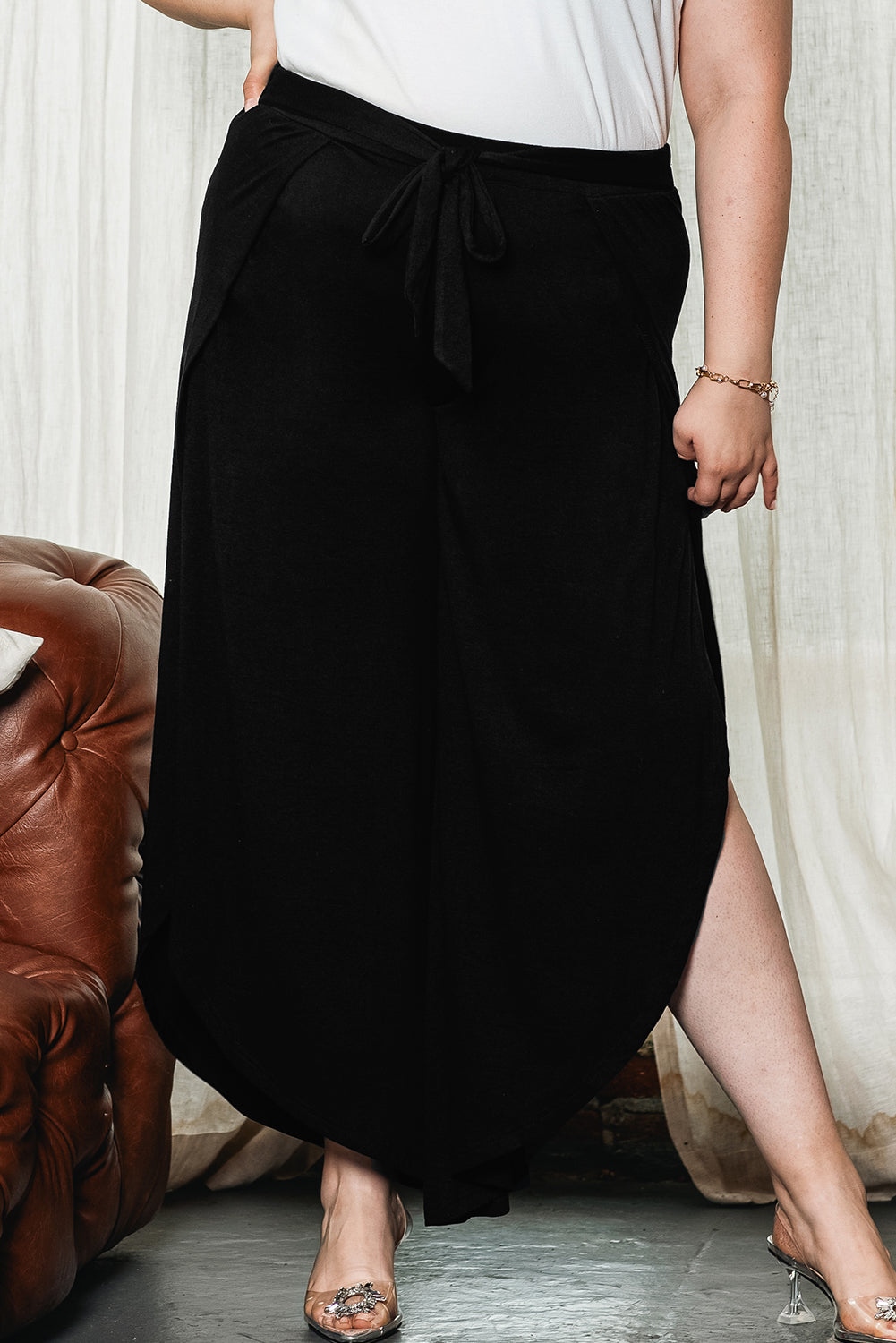 Crne široke hlače u obliku tulipana s prednjom kravatom veće veličine