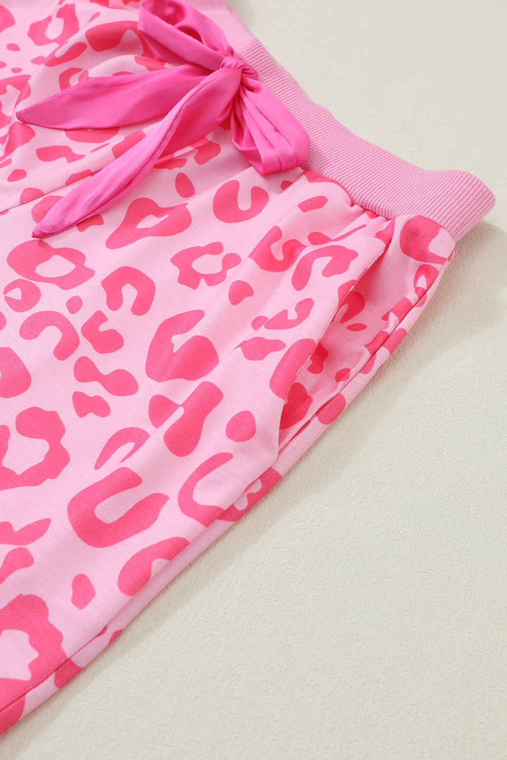 Komplet dvodijelnih satenskih kratkih hlača s ružičastim leopard dugim rukavima i kravatom