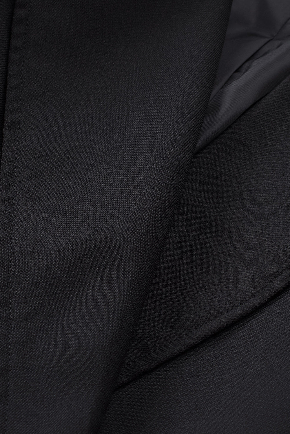 Crni sako s ovratnikom na rever i džepom