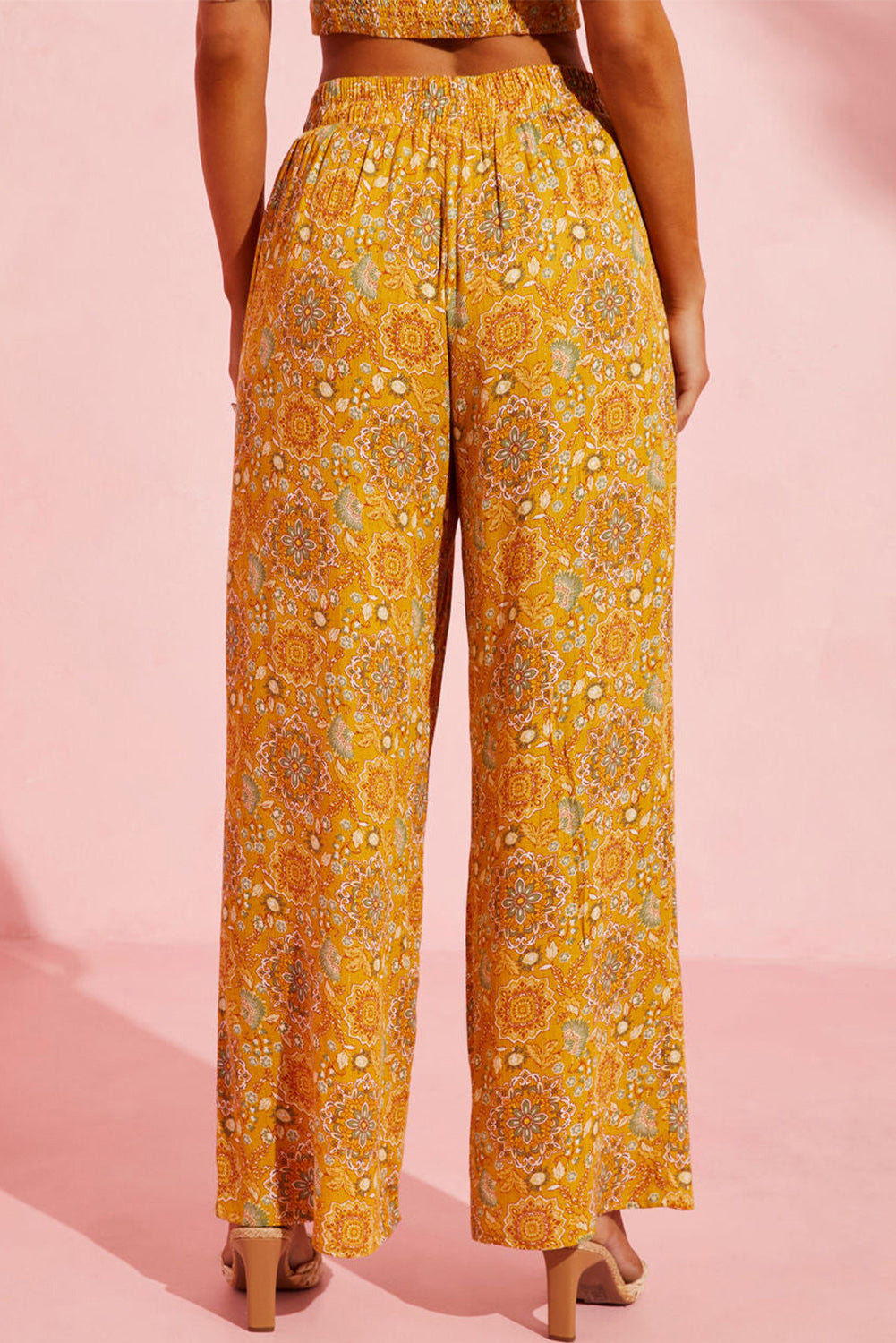 Žute široke hlače s džepovima s boemskim cvjetnim uzorkom