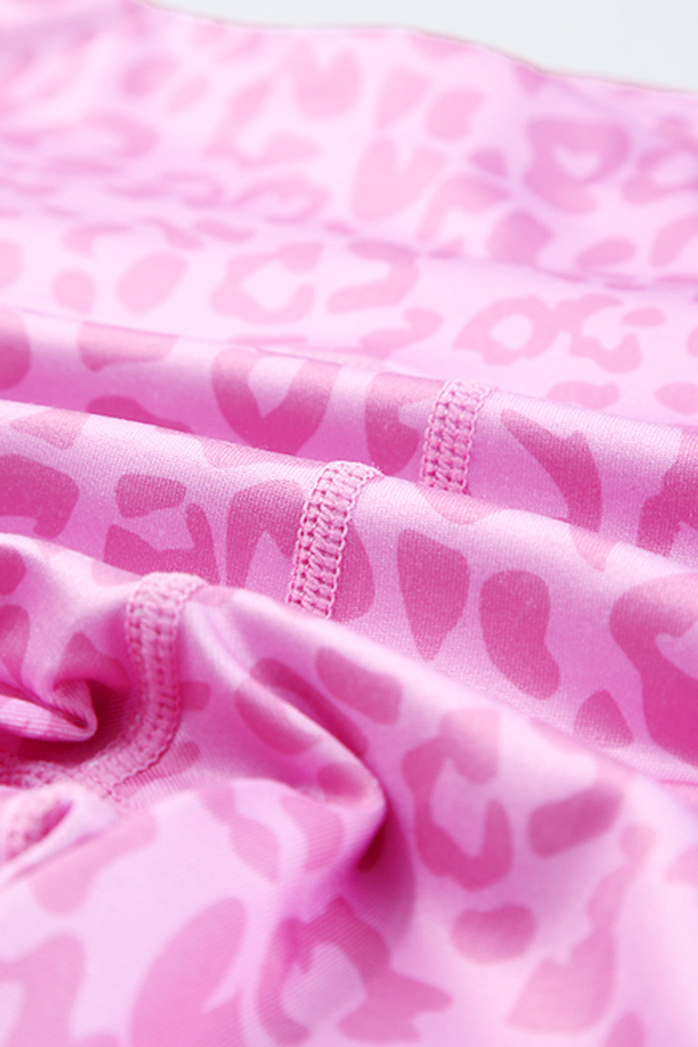 Ružičaste elastične biciklističke hlače s uzorkom leoparda