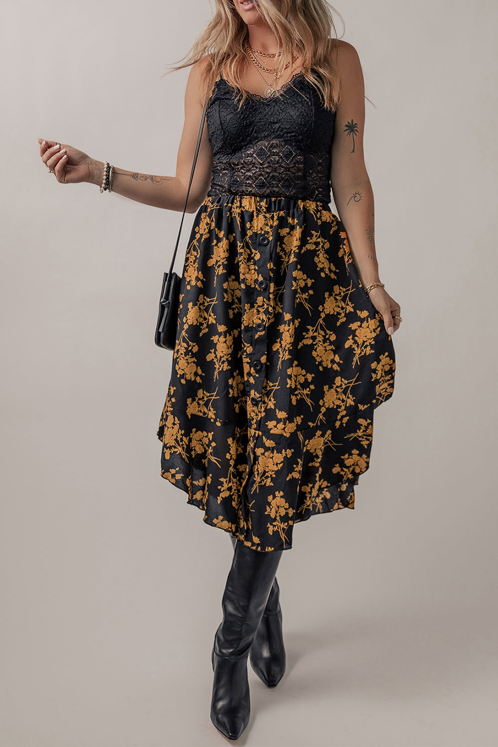 Crno otisnuta suknja s cvjetnim volanima s dugmadima u struku