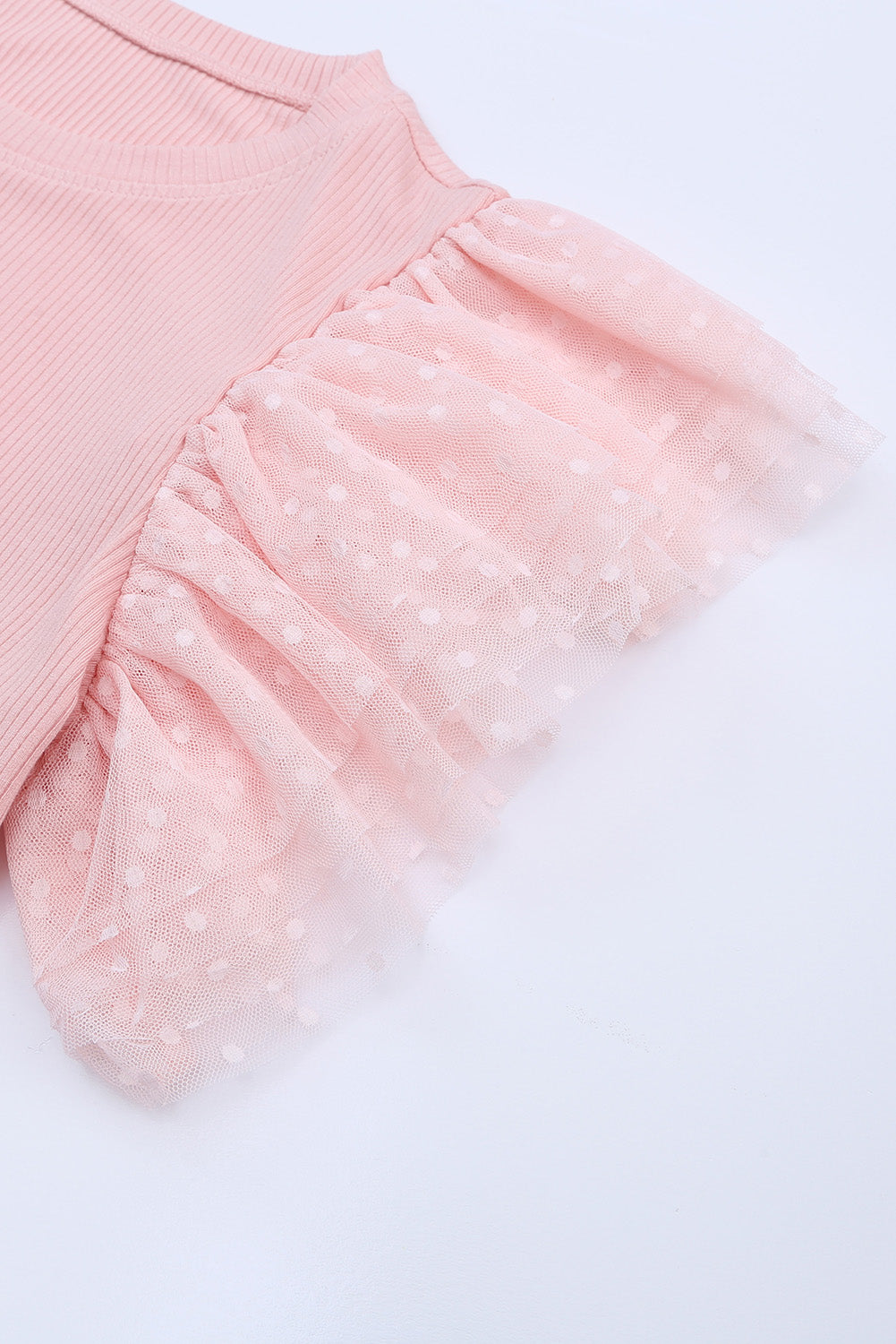 Ružičasta pletena haljina s rebrastim rukavima od tila i volanima