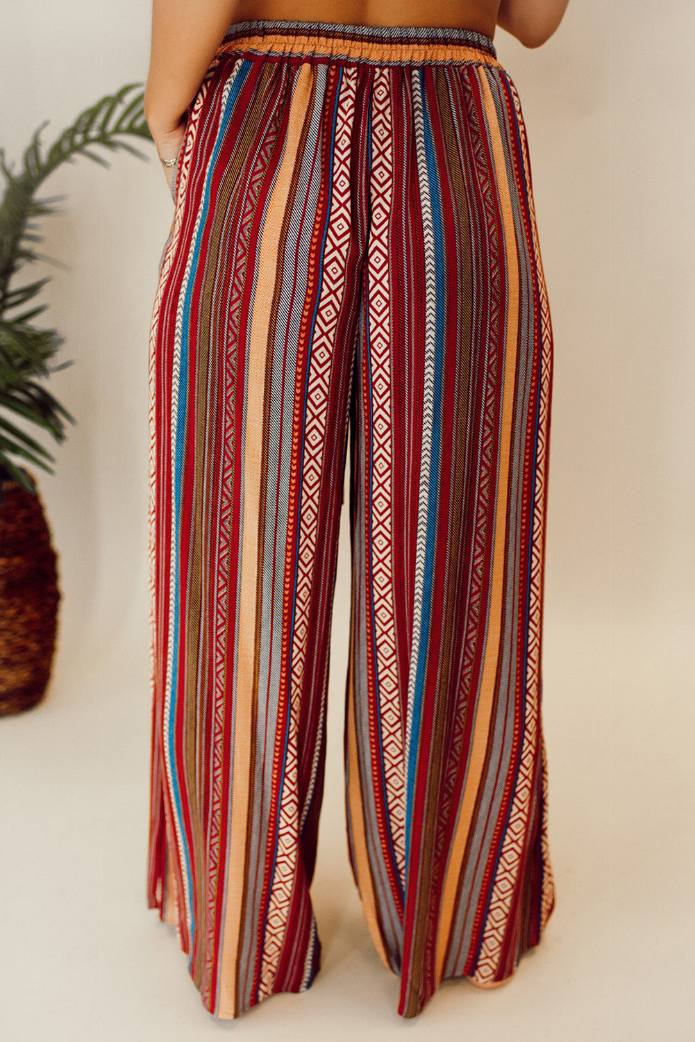 Crvene boho hlače širokih nogavica s etničkim prugastim uzorkom i vezanjem u struku