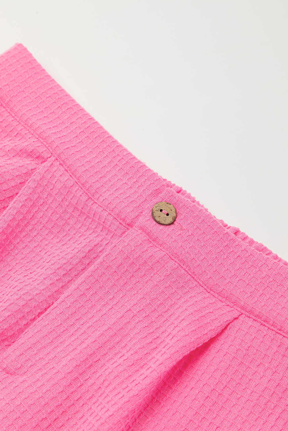Jarko ružičasta teksturirana majica s džepovima na prsima i kratkim hlačama