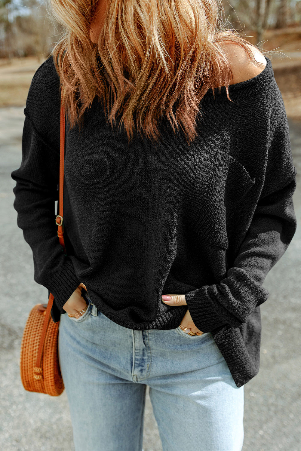 Crni jednobojni rebrasti pulover s otvorenim ramenima i džepom