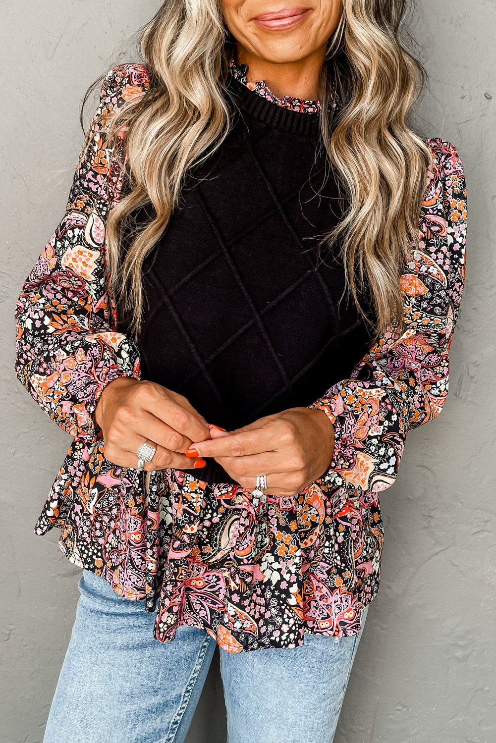 Crni kontrastni džemper s peplumom s cvjetnim rukavima