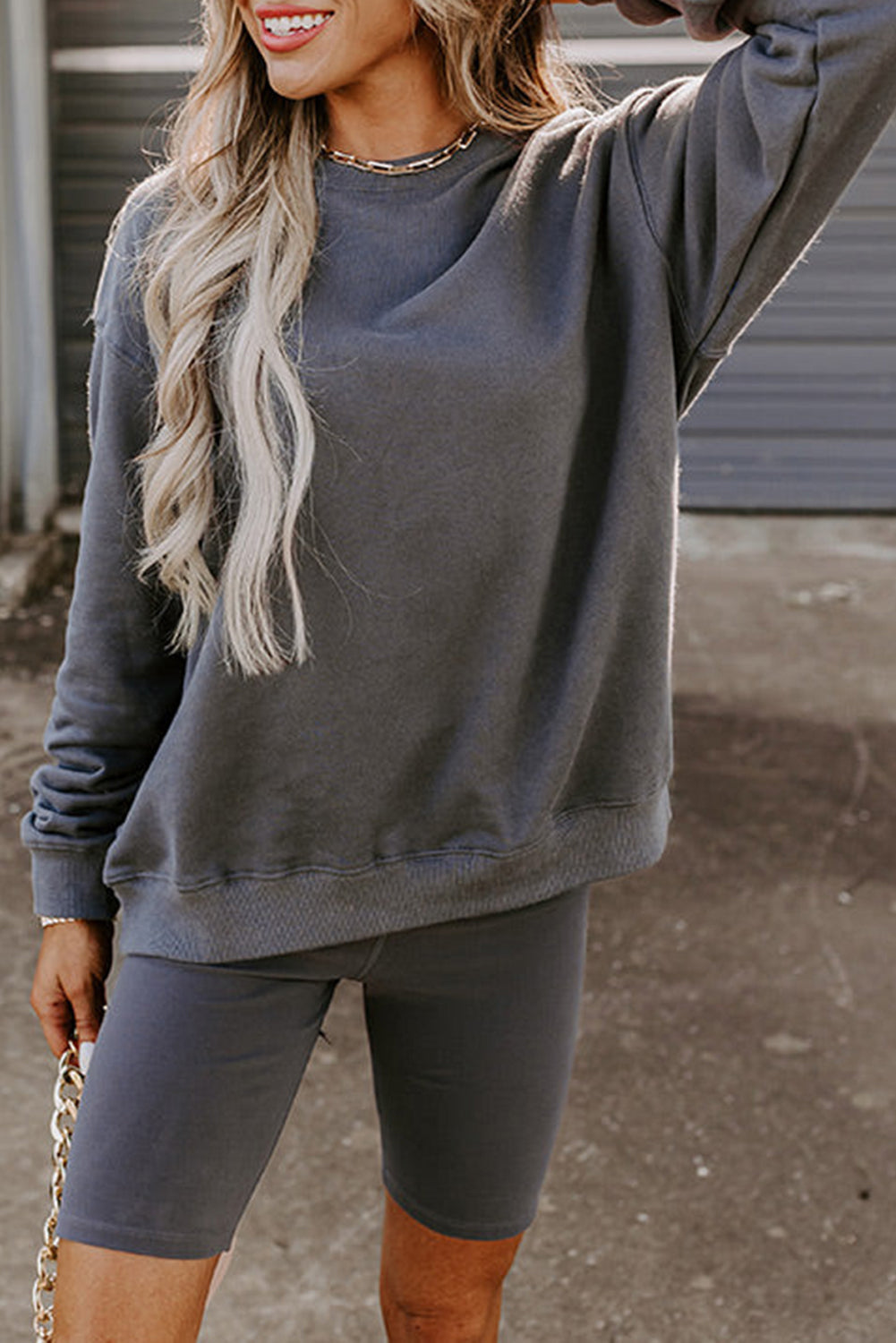Tamno sivi jednobojni pulover i dvodijelni set uskih kratkih hlača