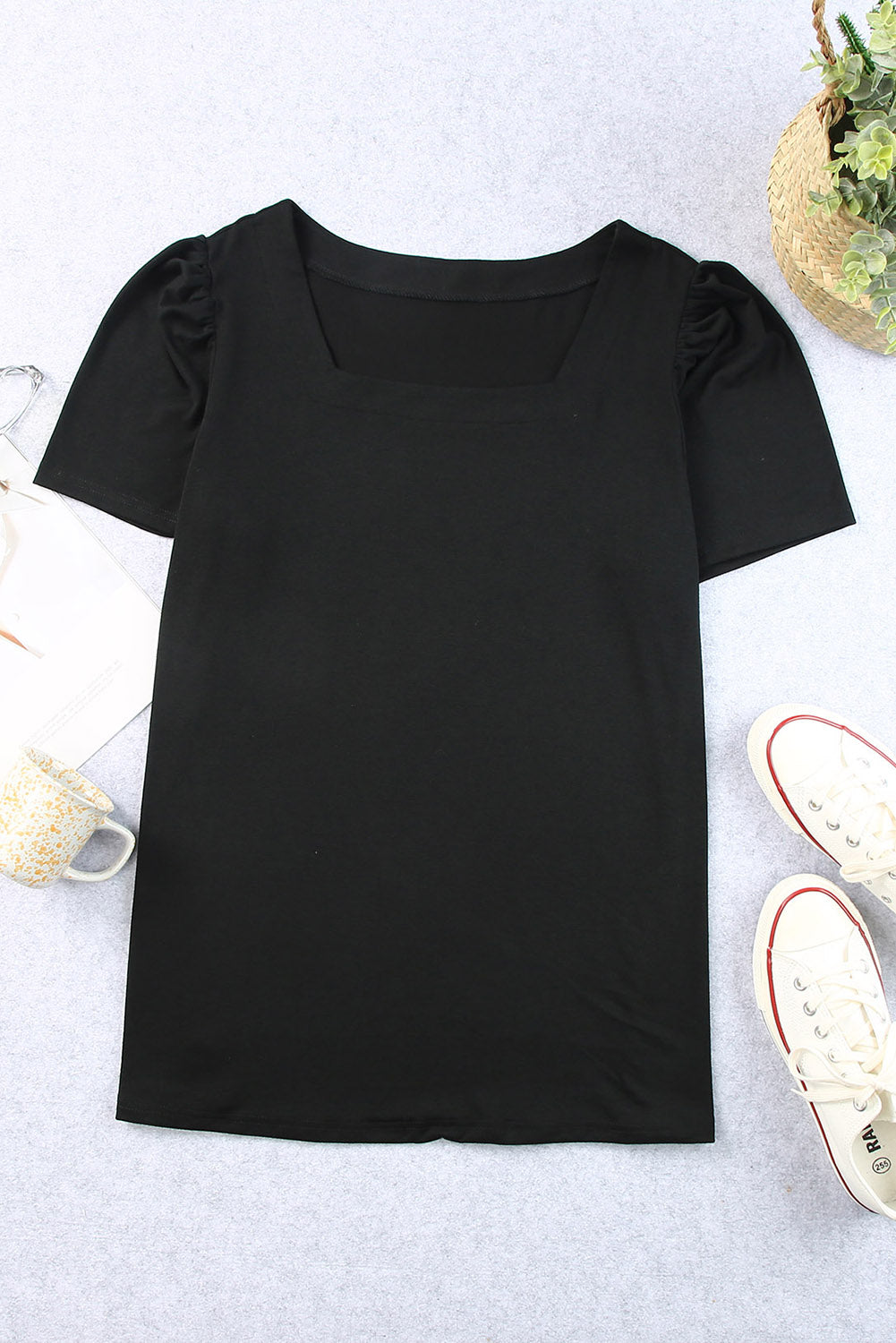 Crna majica s kratkim rukavima s četvrtastim ovratnikom i naborima na ramenima veće veličine