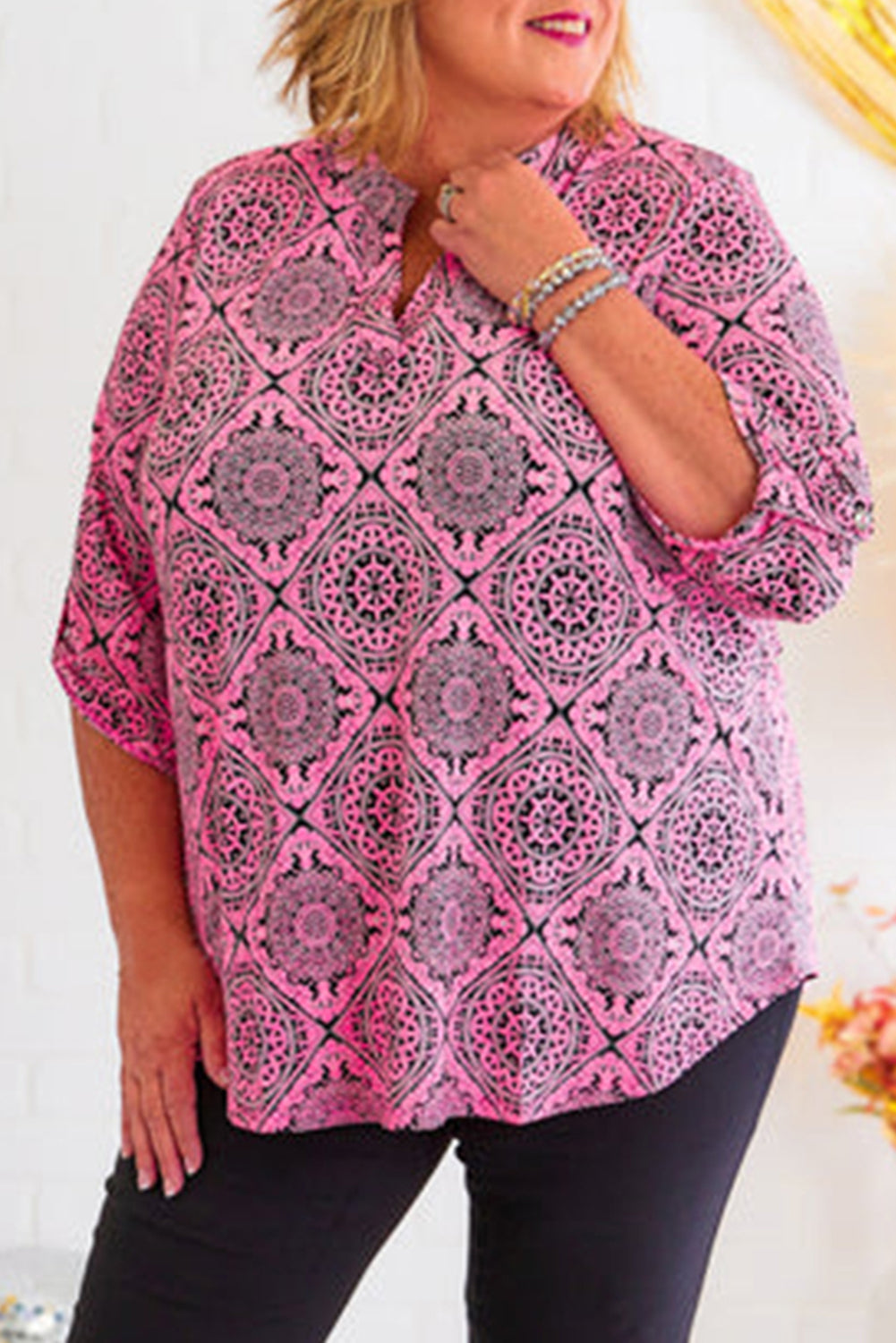 Bluza s rolnim rukavima s V izrezom i velikim printom u ružičastoj boji