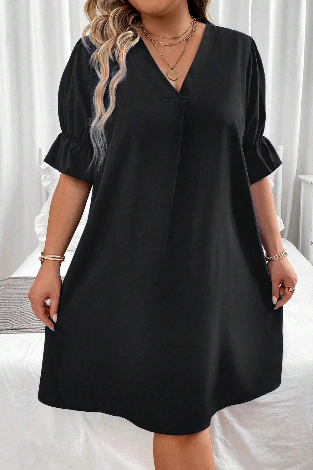 Crna jednobojna mini haljina s naborima i puf rukavima s V izrezom