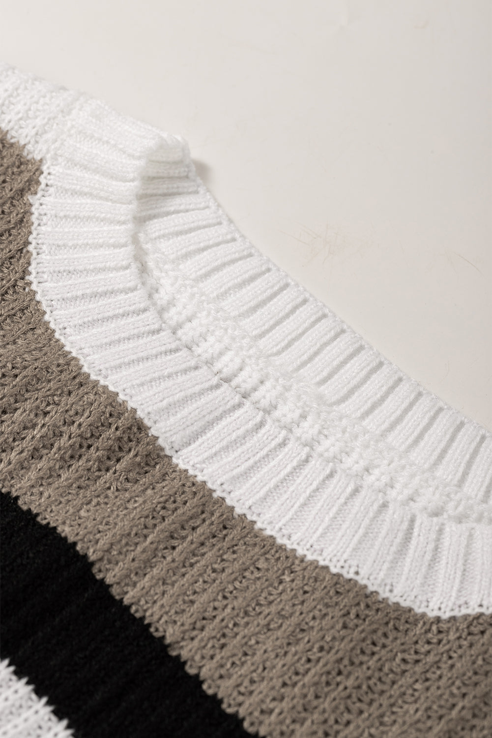 Pleteni džemper s sivim prugama Colorblock uzorka