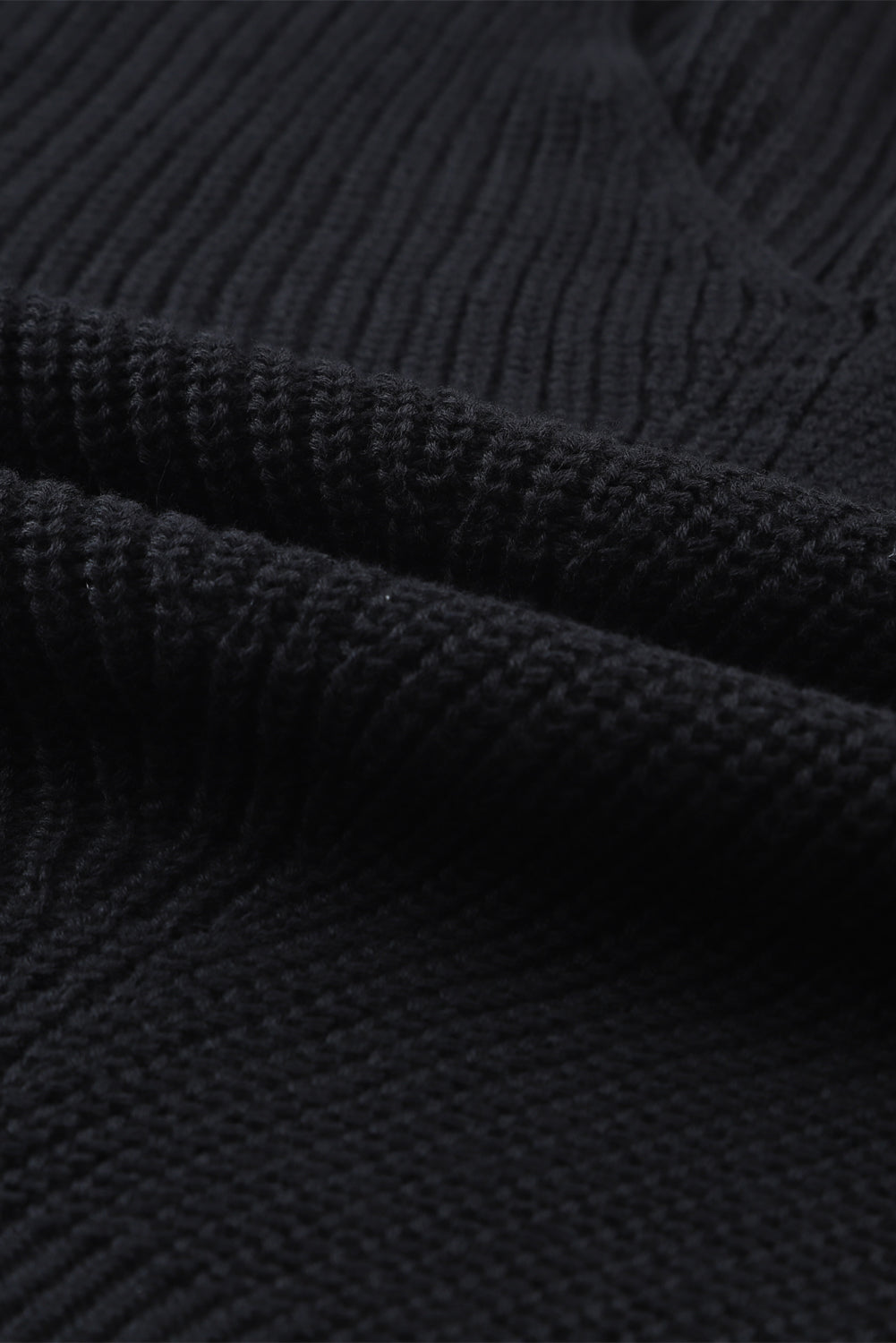 Crni rebrasti pleteni džemper s V izrezom