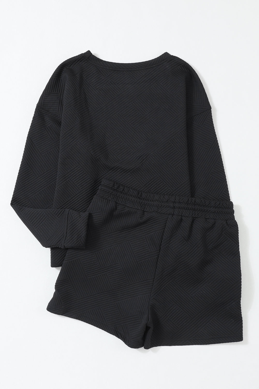 Crna teksturirana majica dugih rukava i kratki set s uzicom