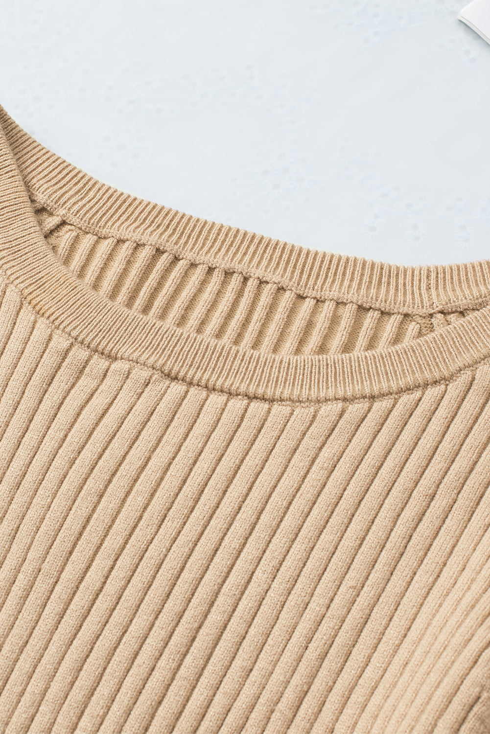 Rebrasti pleteni pulover s okruglim izrezom boje marelice