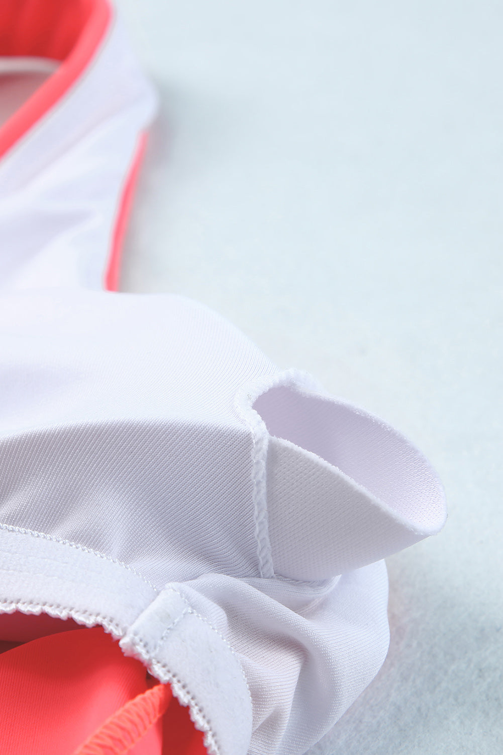 Ružičasti bikini visokog struka s križanim izrezima