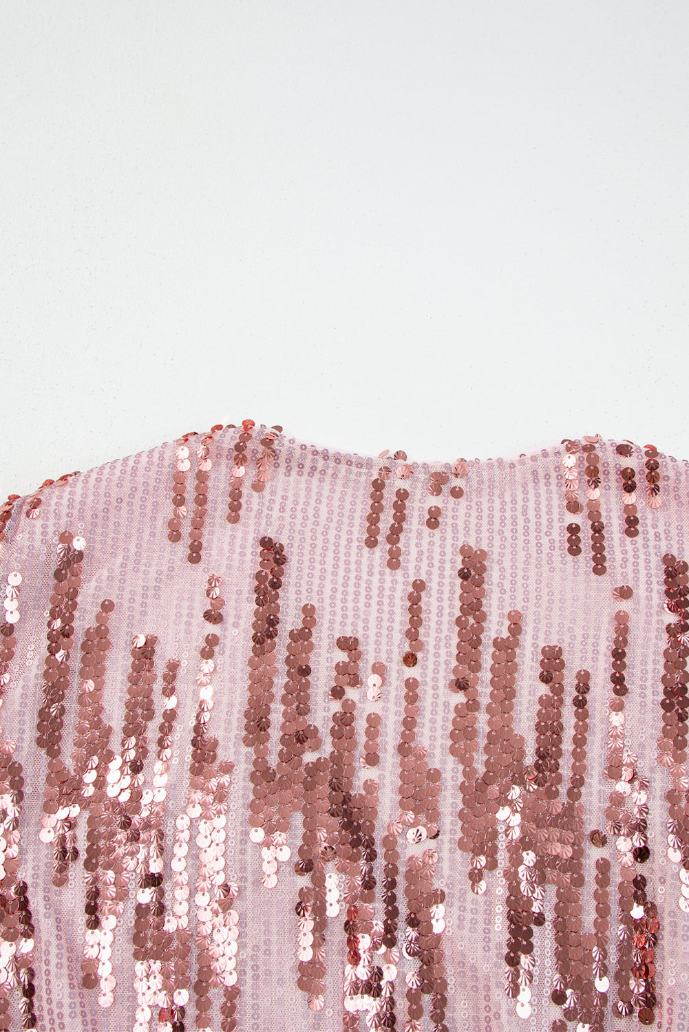 Ružičasta šljokičasta kratka haljina s mjehurastim rukavima na omot