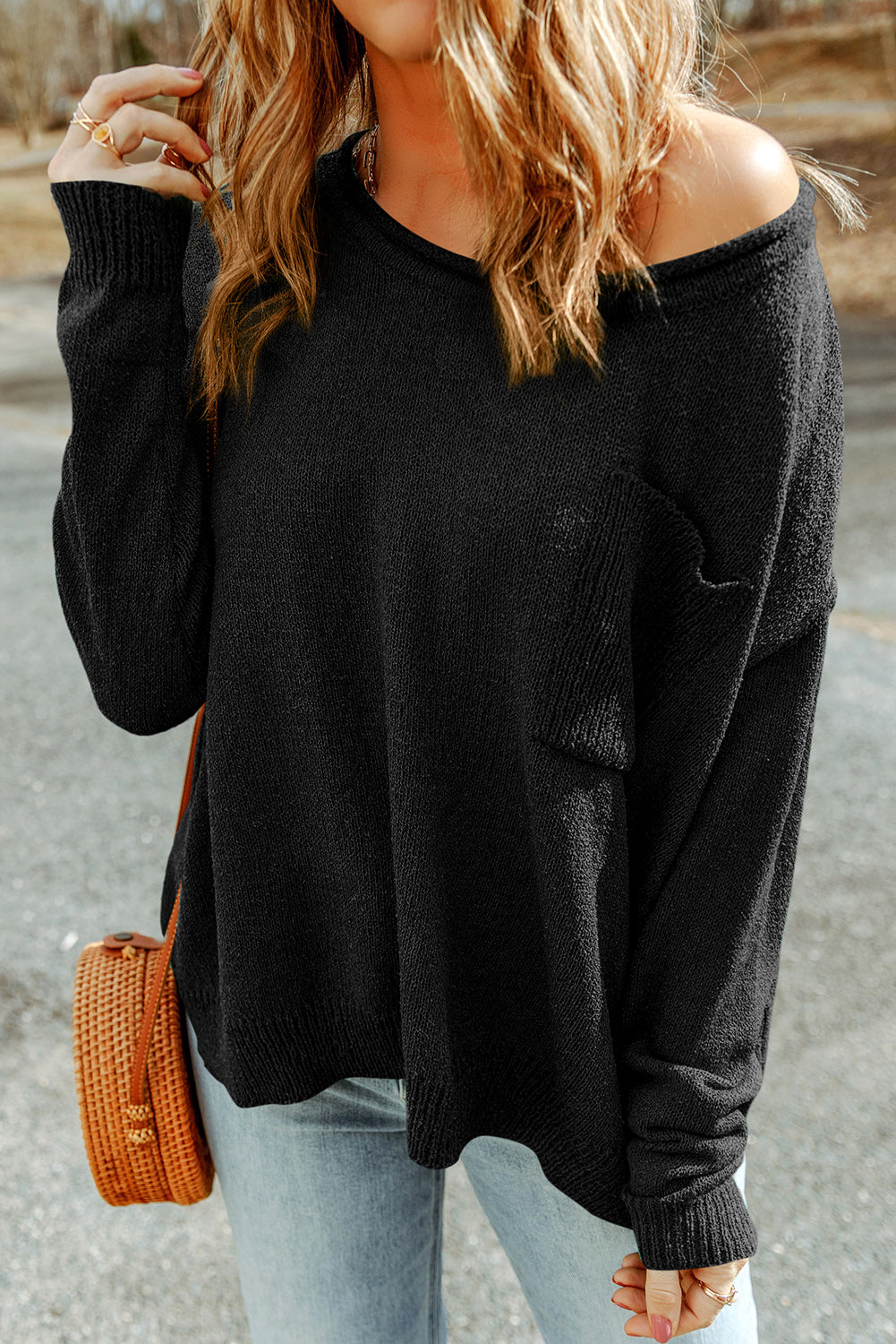 Crni jednobojni rebrasti pulover s otvorenim ramenima i džepom