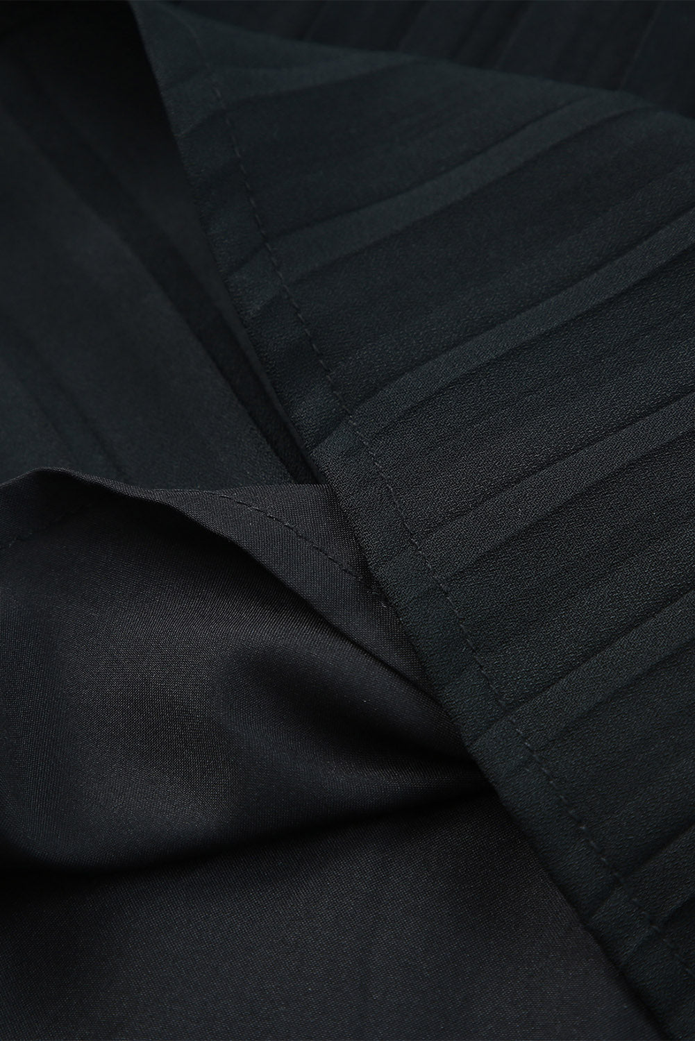 Crne lepršave plisirane kratke hlače s uzicom u struku